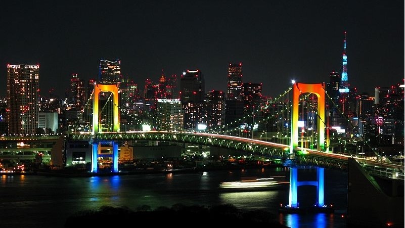 東京 戀人聖地 地標彩虹橋以七色彩燈警示疫情變化 日本東京 彩虹大橋 緊急狀態 戀人聖地 七色彩燈 疫情 希望之聲