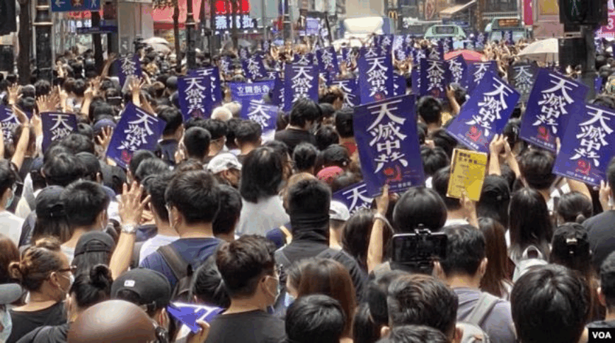 香港民衆24日發起「反（港版國安法）惡法遊行」，數以萬計市民突破警方封鎖遊擊式遊行，警方多次施放催淚彈並出動水炮車驅散，逾百人被拘捕。（圖：VOA）