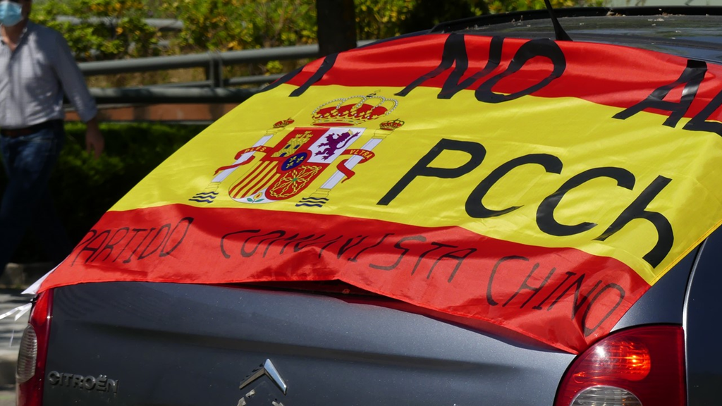 5月23日，在馬德里，汽車遊行的車輛上懸掛着遠離中共的標語 （圖片 希望之聲）