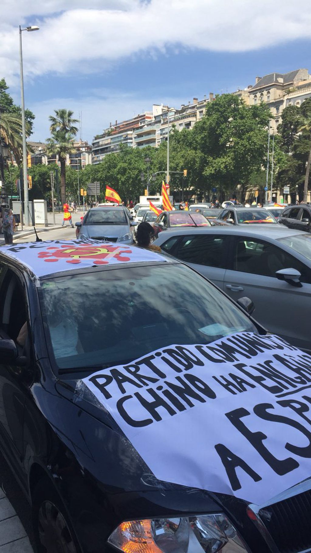 5月23日，在西班牙首都馬德里，示威遊行車輛上張貼的遠離中共標語（圖片 希望之聲）