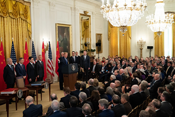 2020年1月15日，美國總統川普與中共副總理劉鶴在華盛頓簽署中美第一階段經貿協定。（白宮Flicker）