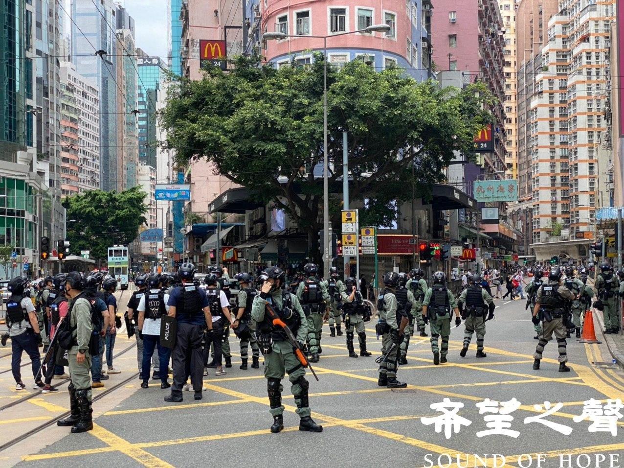 警方出動大批防暴警驅趕抗議民衆。(鄭銘/SOH)