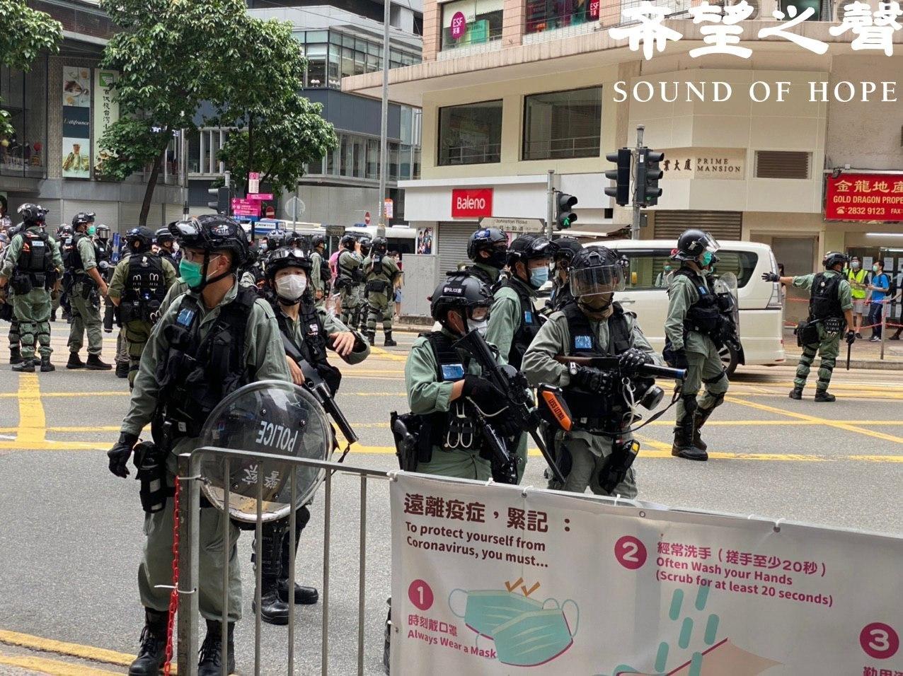 警方出動大批防暴警驅趕抗議民衆。(鄭銘/SOH)