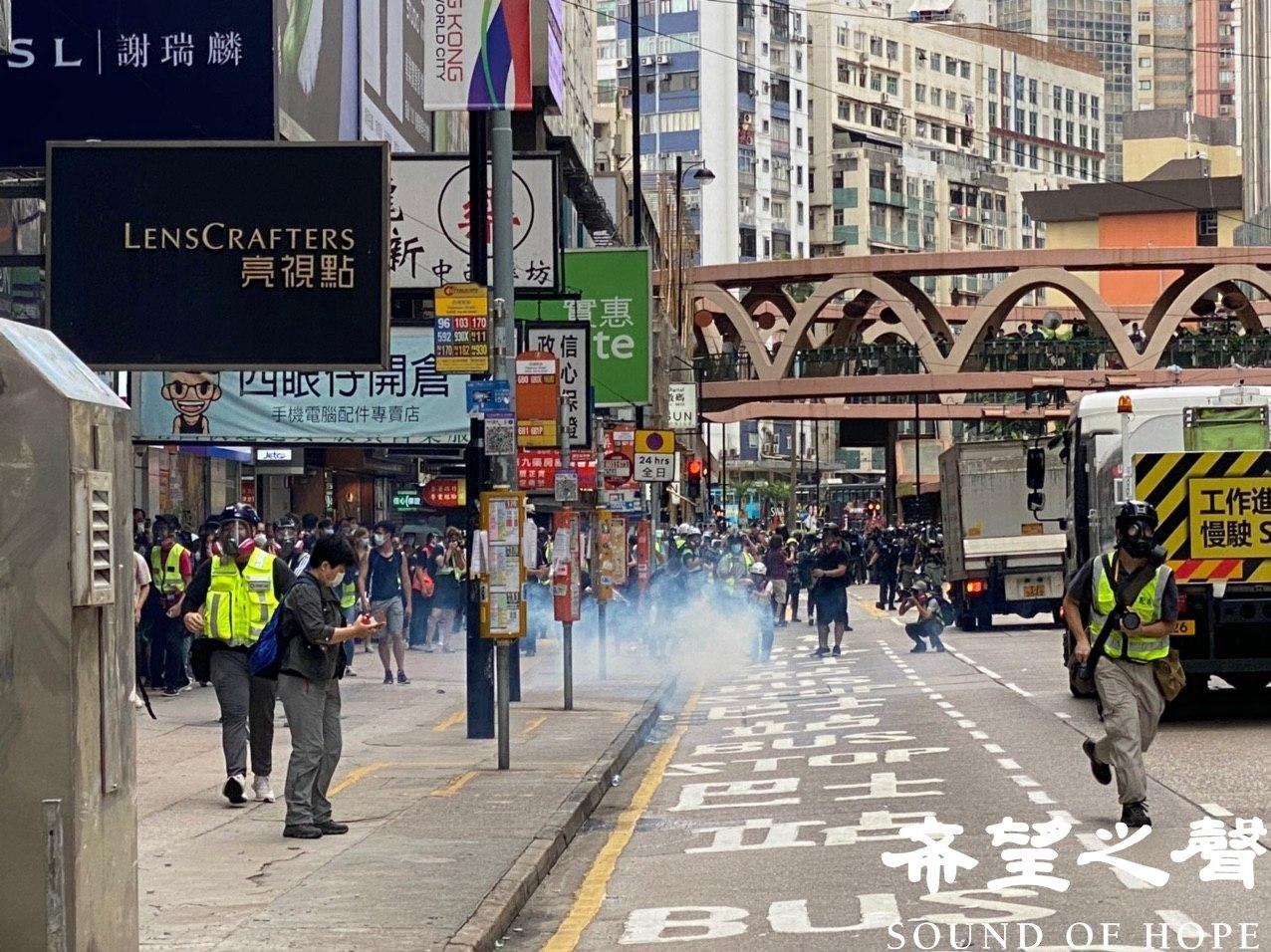 大批香港市民無懼打壓,遊行抗議國安惡法。警方在銅鑼灣釋放催淚彈。(鄭銘/SOH)