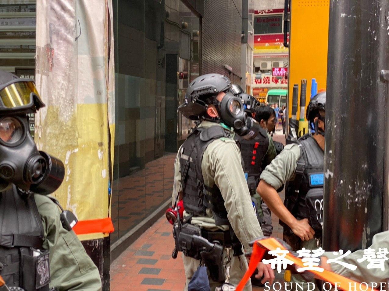 大批香港市民無懼打壓,遊行抗議國安惡法。有市民被警方拘捕。(鄭銘/SOH)