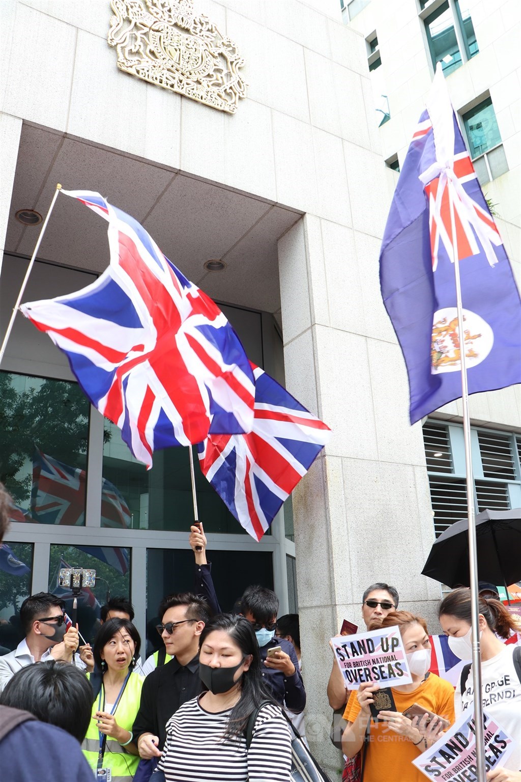 反送中運動期間大批港人到英國駐香港總領事館請願