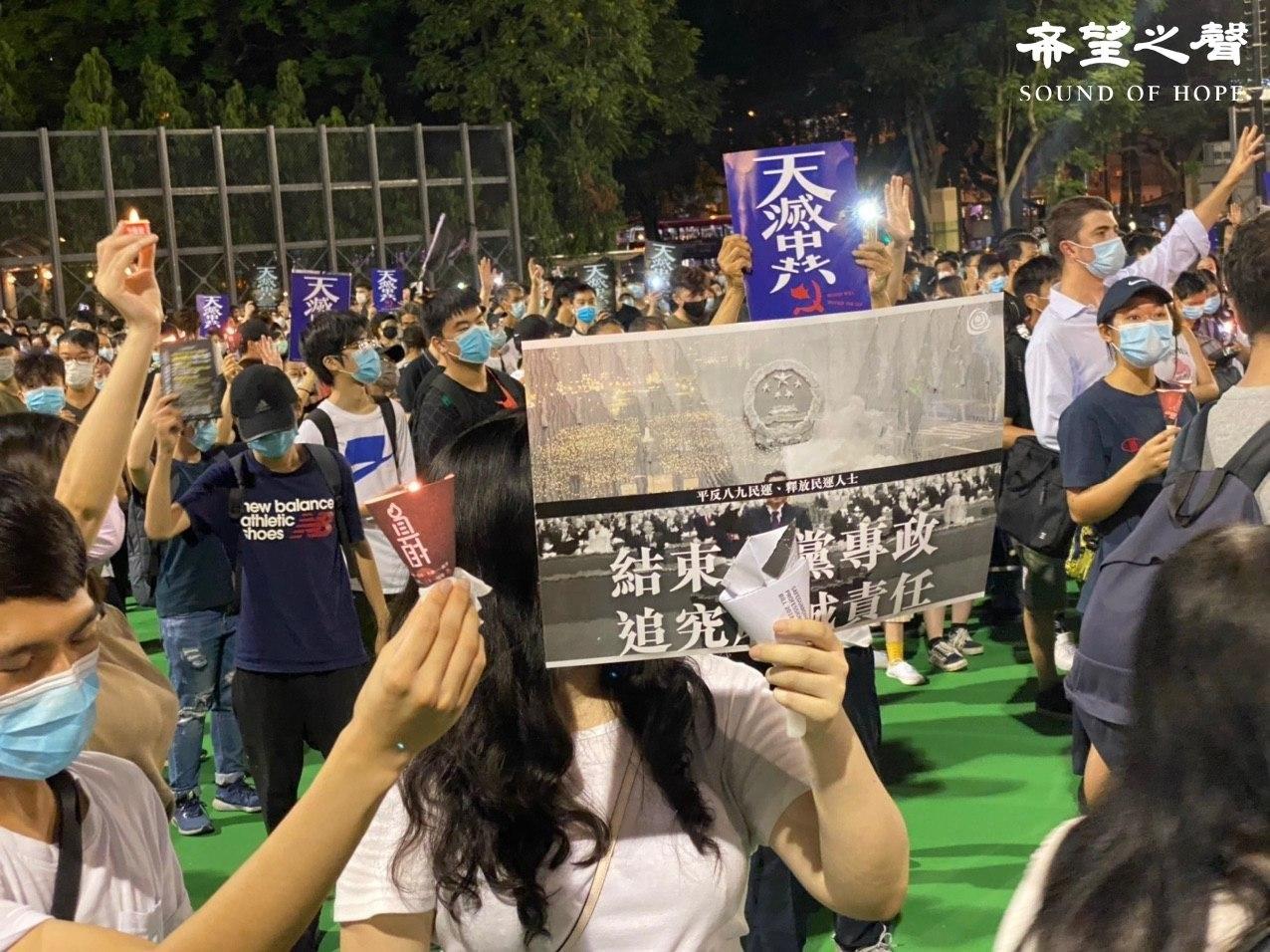 集會現場，民衆打出不同標語牌表達訴求。（鄭銘/SOH）