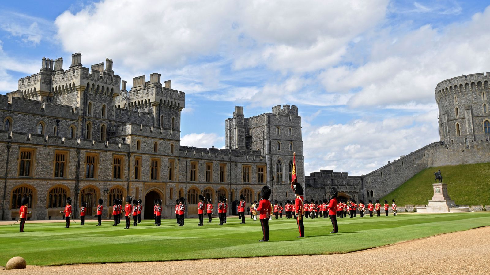 王家威爾斯衛隊在溫莎城堡替女王舉行了“迷你閱兵儀式”，取代了倫敦市中心因COVID-19限制而被取消的傳統“彩色部隊”（天空新聞網圖片）。