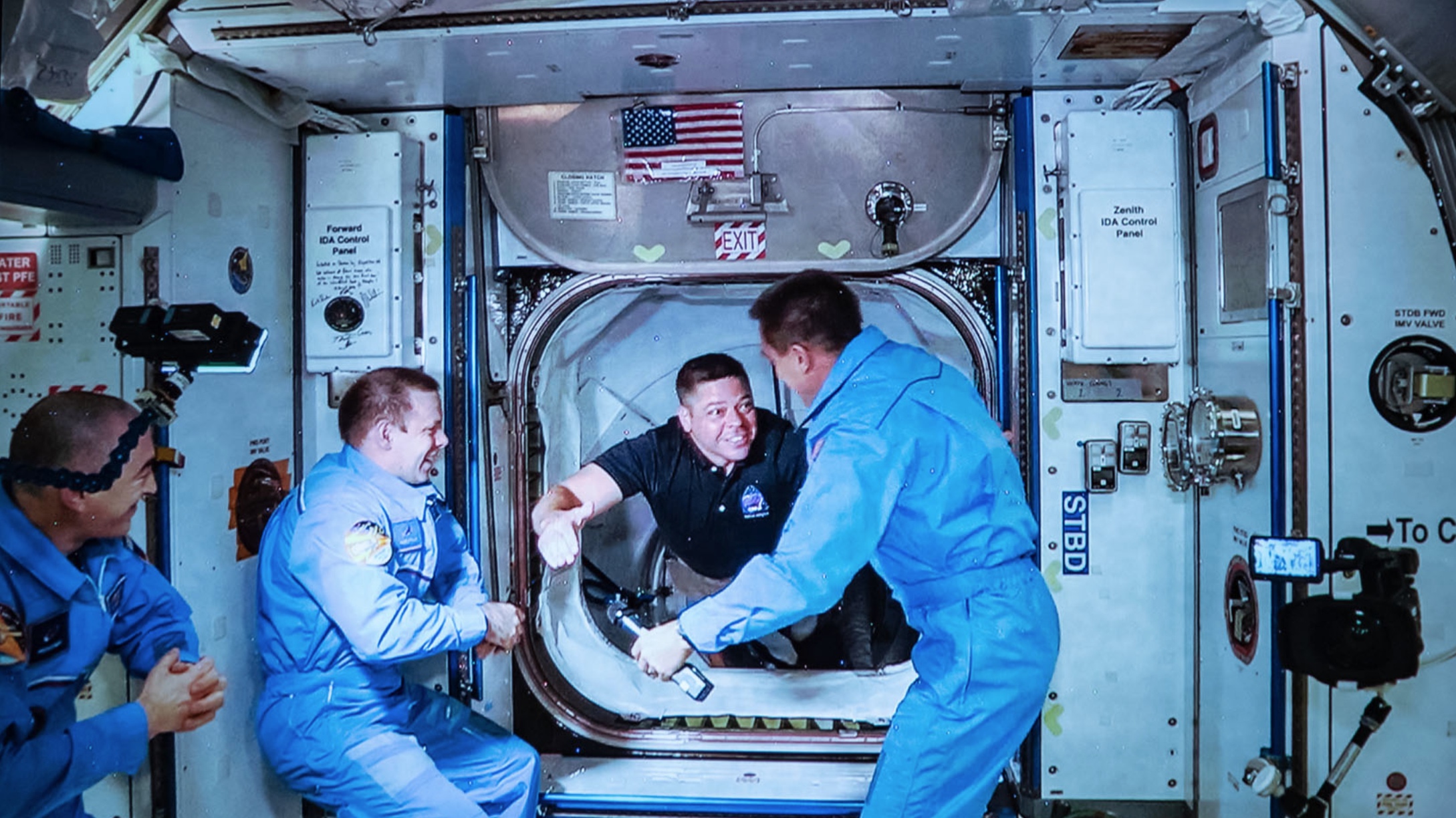 6月1日，SpaceX飛龍太空船宇航員和國際太空站對接成功