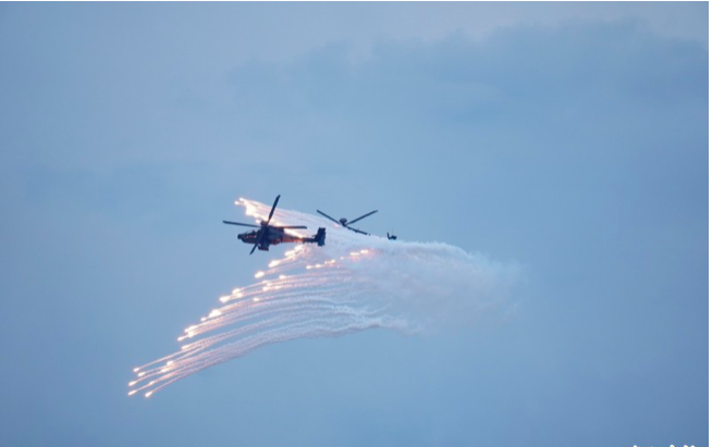 漢光演習中的陸航直升機發射熱焰彈脫離