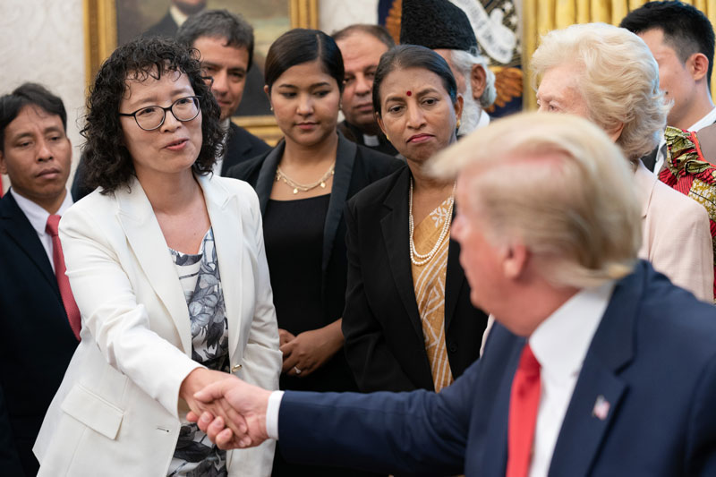 川普總統2019年7月17日接見參加第二屆宗教自由部長級會議的法輪功學員張玉華博士。（美國國務院提供）