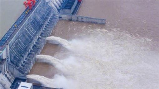 本周，三峽大壩開放3個泄洪孔排放洪水（中共官方微博圖片）