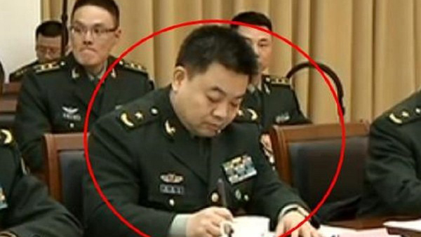 中央軍委主席習近平的大校級別秘書，是指他當浙江省書記時的老部下、現任軍委辦公廳主任的鍾紹軍。（視頻截圖）