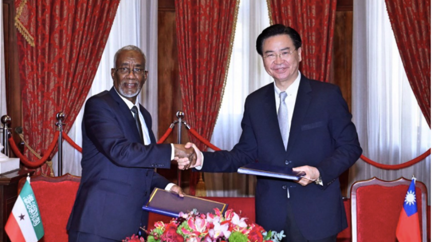 臺灣外交部長吳釗燮（右）與索馬利蘭外長穆雅辛（左）簽署議定書
