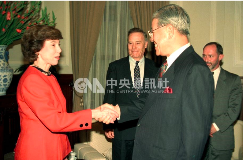 1992年時任總統李登輝（前右）接見美國聯邦貿易代表署代表奚爾斯（左）