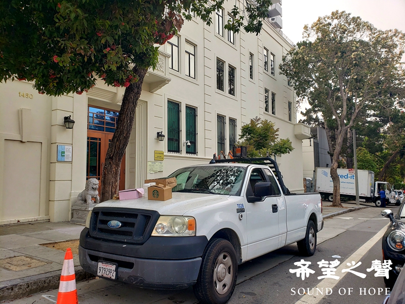 2020年8月24日，中共駐美國加州舊金山的總領館外出現一輛大型碎紙車（圖片遠處），疑似在銷燬文件。（SOH photo）