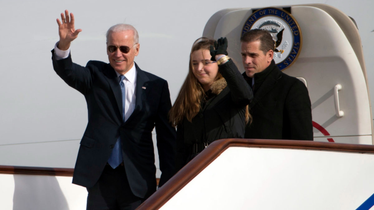 2013年12月4日，时任副总统拜登携儿子亨特等家人访问中国。（AP）
