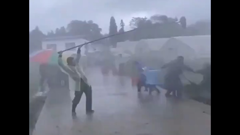 中共演员摆拍“在狂风暴雨中抢险救灾”
