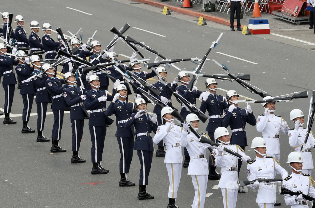 10月10日國慶大典上，國防部聯合樂儀隊進行白人花式操槍走位。 