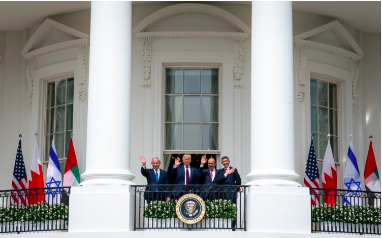 阿拉伯聯合大公國和巴林15日在美國總統川普（左2）主持的儀式中，與以色列簽署關係正常化協議