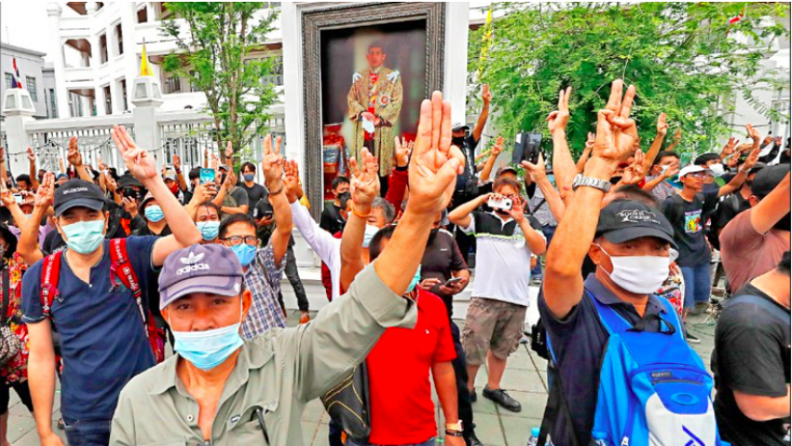 示威者20日在曼谷皇家田广场举起代表「和平、自由及弟兄姊妹情谊」的「三指」