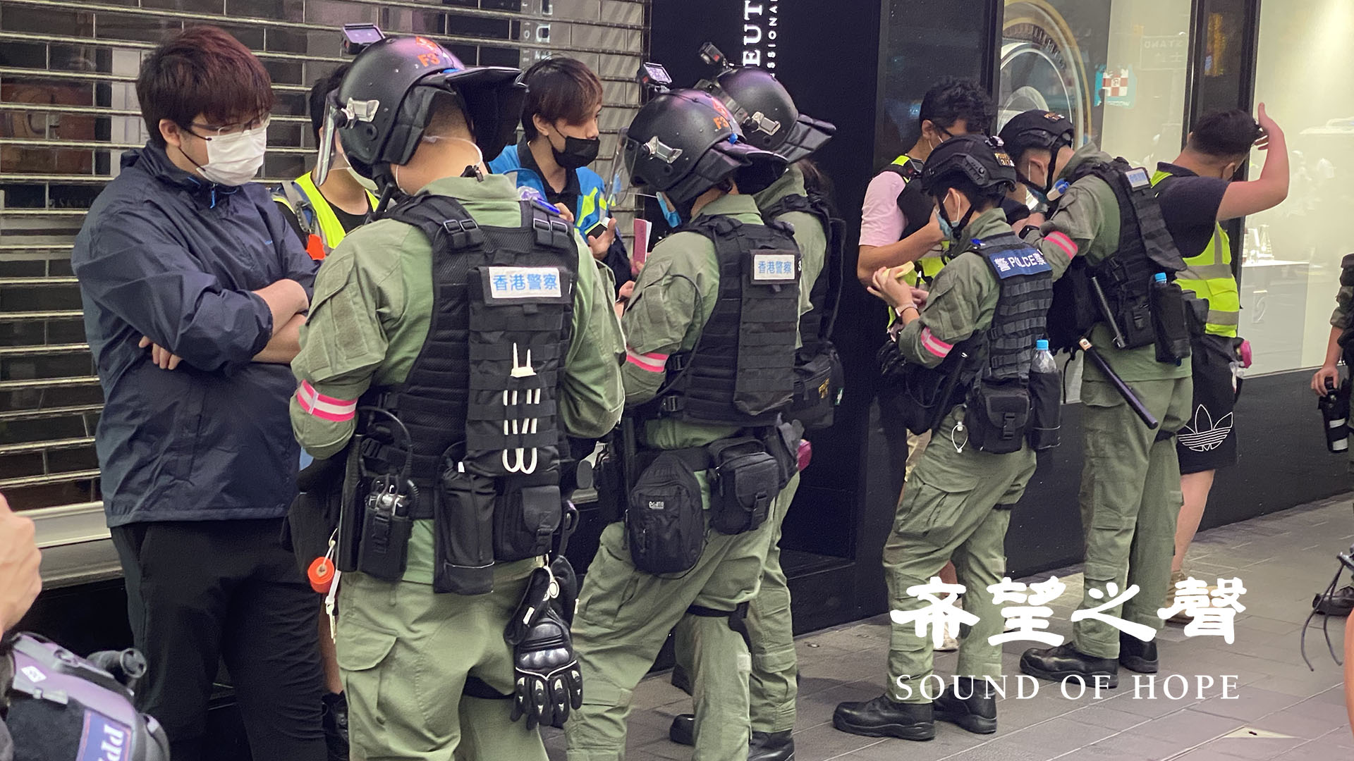  在銅鑼灣商場一帶，港人發起「和你購物」等活動，警方到場戒備及截查，逾70人被捕。（鄭銘/SOH）