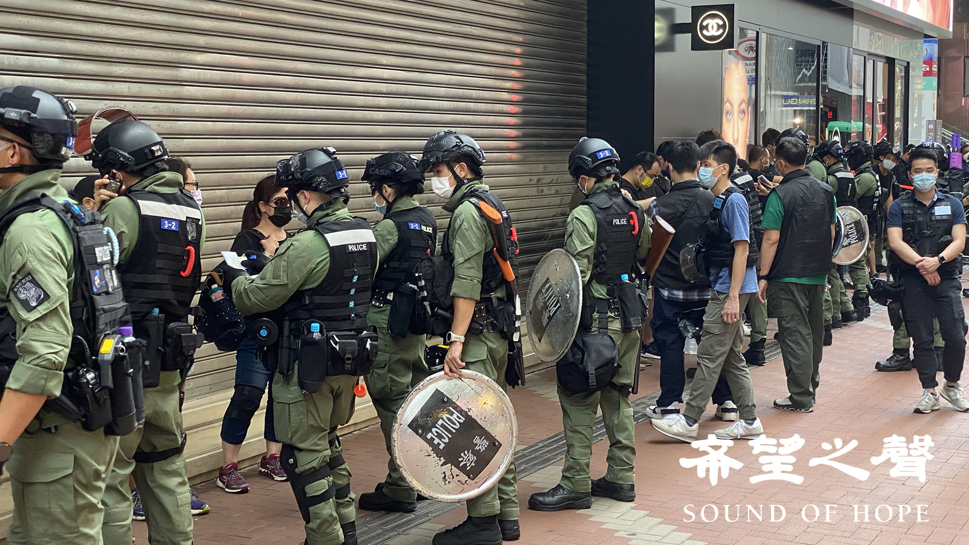  在銅鑼灣商場一帶，港人發起「和你購物」等活動，警方到場戒備及截查，逾70人被捕。（鄭銘/SOH）