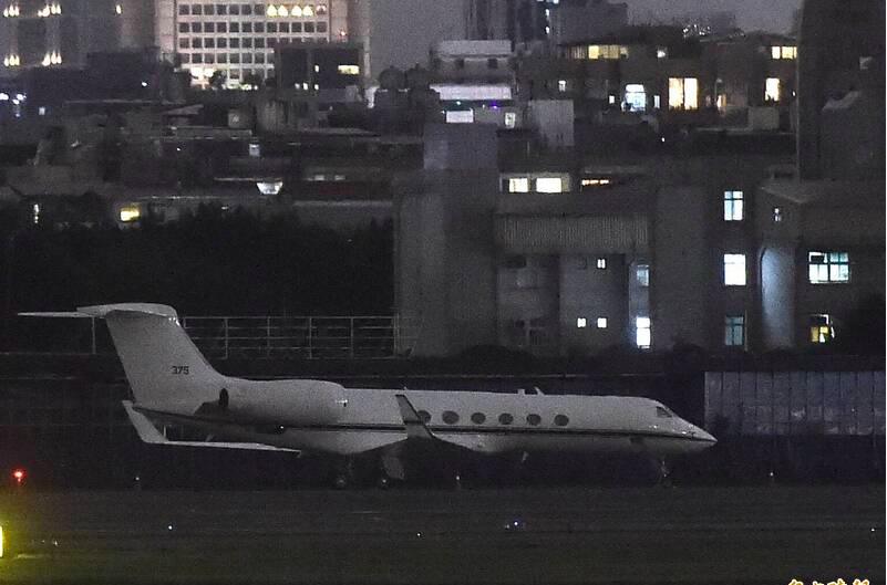 一架灣流5型美國行政專機22日傍晚降落松山機場