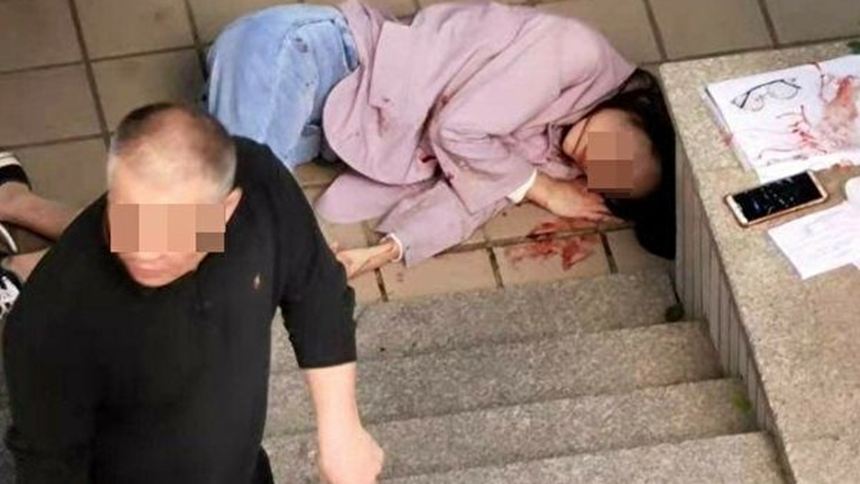 11月13日，总部位于福建省福州市的网龙网络公司发生持刀伤人事件。一名男子手持尖刀捅伤7名员工，伤者已被送医。（视频截图）