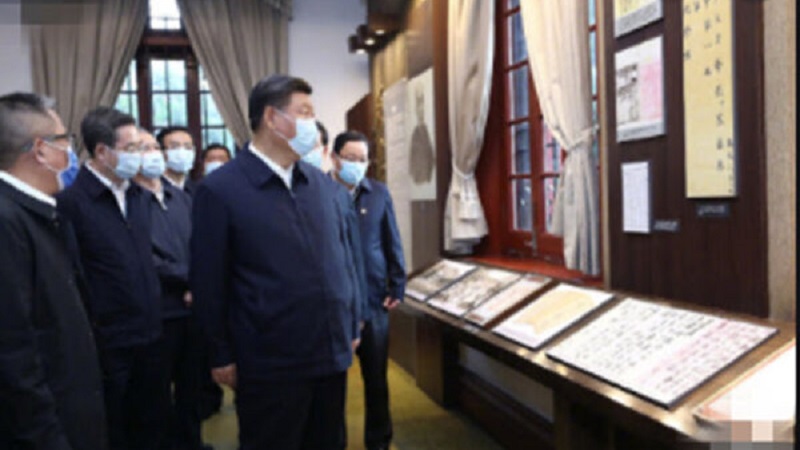 习近平在江苏参观民初状元企业家张謇的生平展览。