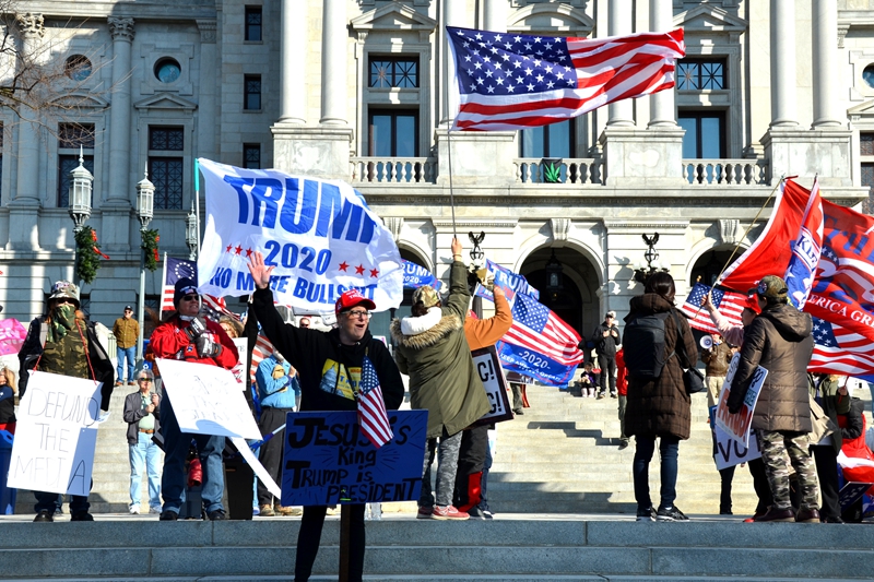 11月28日在宾州首府哈里斯堡，支持川普总统的民众连续第4个周末集会，抗议大选舞弊。（凌浩/希望之声）