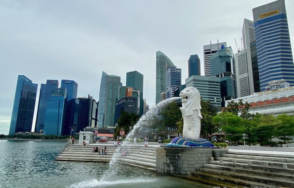 新加坡著名地標魚尾獅與附近金融大樓