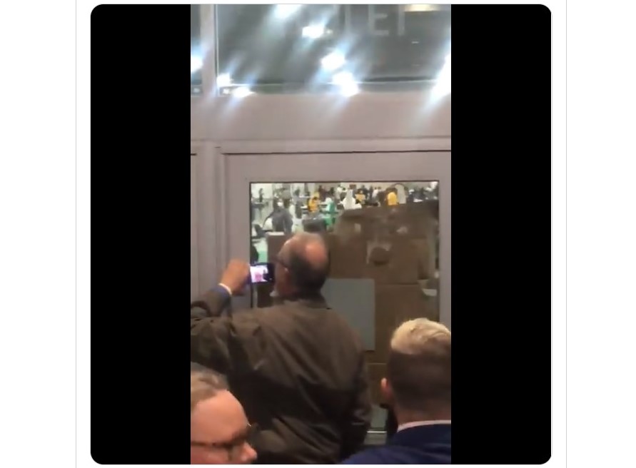 11月4日，底特律的計票站員工封閉大門，並在窗戶上貼紙版（視頻截圖）