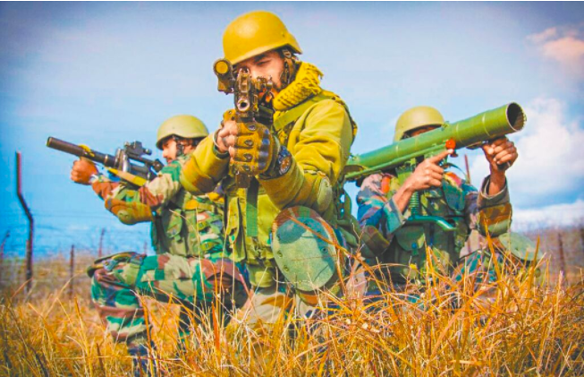 手持槍砲準備射擊的印度士兵。（取自印度陸軍官方推特）