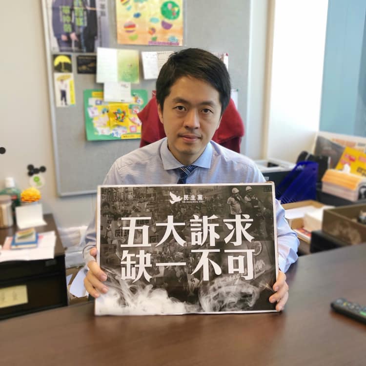 香港立法會前議員許智峯支持反送中運動，也數度在民衆抗爭事件中遭遇港警暴力對待，現流亡英國