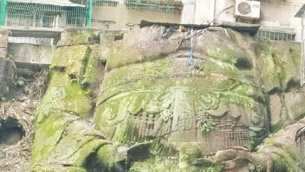 這座巨佛像據說有千年曆史，頭部毀於中共建政後。(視頻截圖)