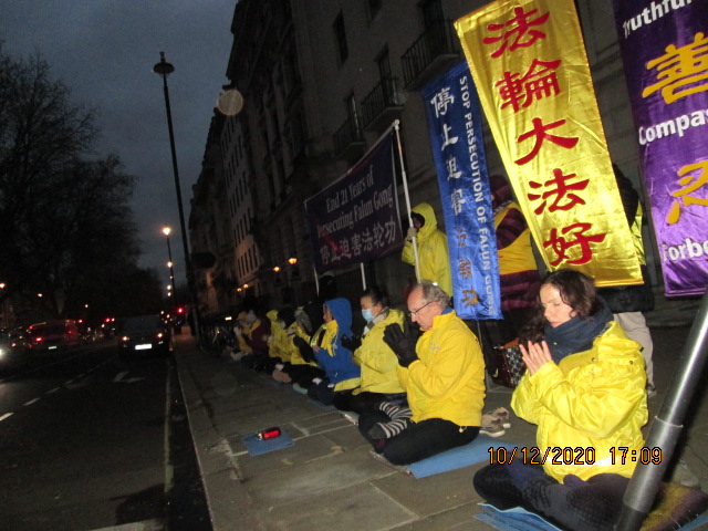 2020年12月10日，世界人權日。英國法輪功學員在倫敦舉行了紀念活動，呼籲英國政府和廣大民衆關注正在中國發生的，中共對法輪功學員持續了21年的迫害，呼籲大家伸出援手共同制止迫害。（SOH 唐仲寶）