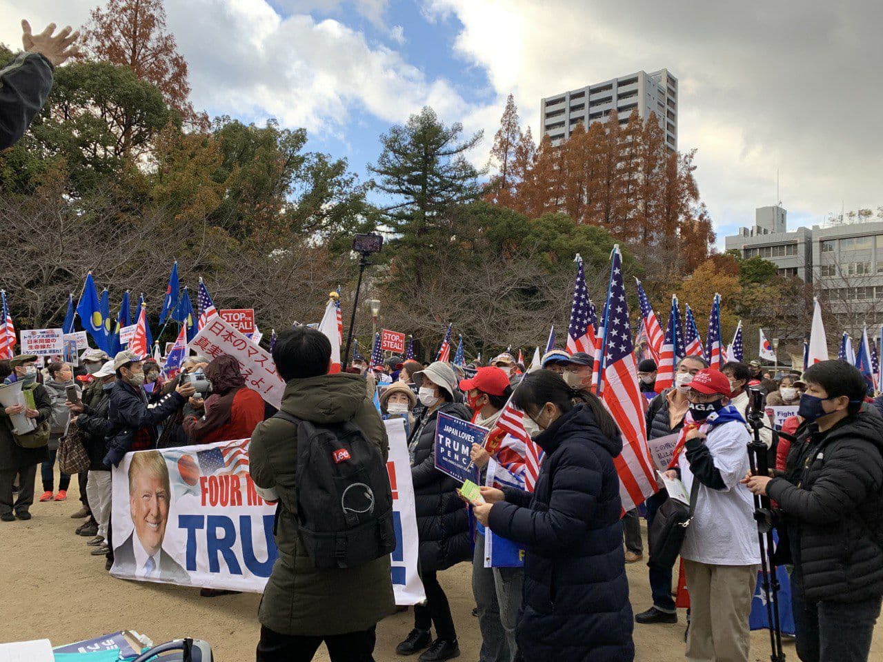 日本大阪12月20日下午舉辦大型遊行活動，力挺美國總統川普（圖片：李佳/希望之聲）