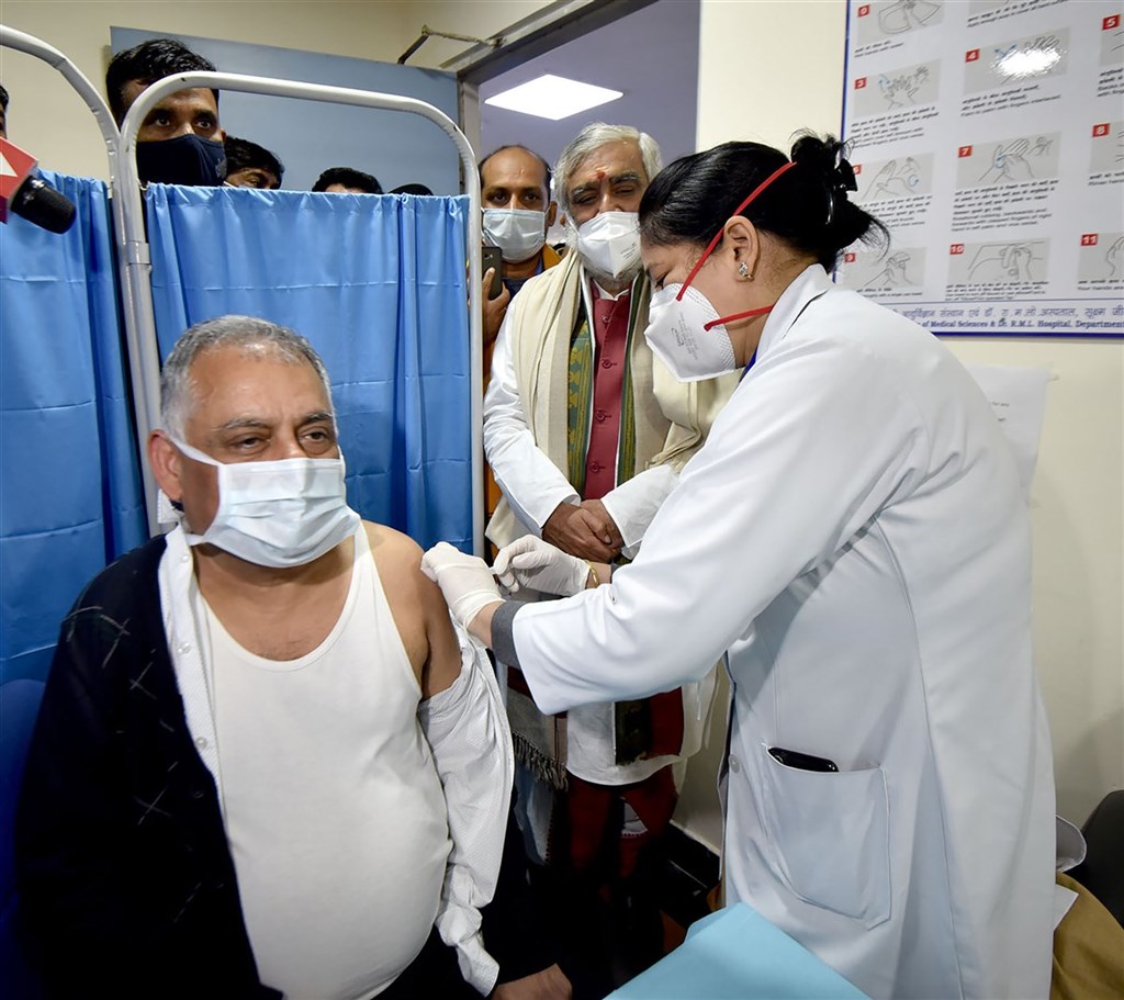 印度16日展開全球最大規模武漢肺炎疫苗接種計劃，護理人員正爲50歲以上民衆注射疫苗。