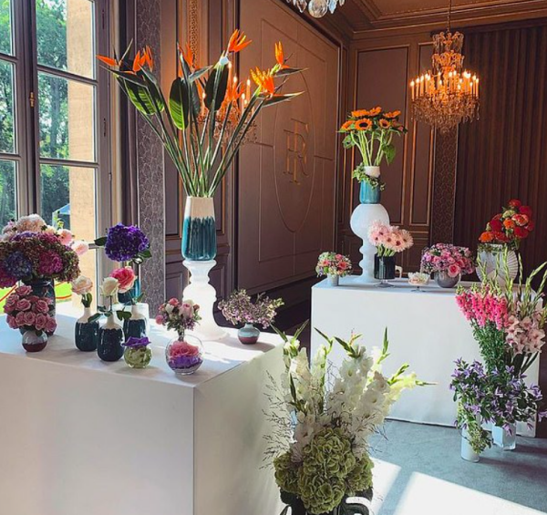 法國媒體踢爆，馬克龍夫婦去年花了近60萬歐元買鮮花放官邸。（圖片來源：Instagram）