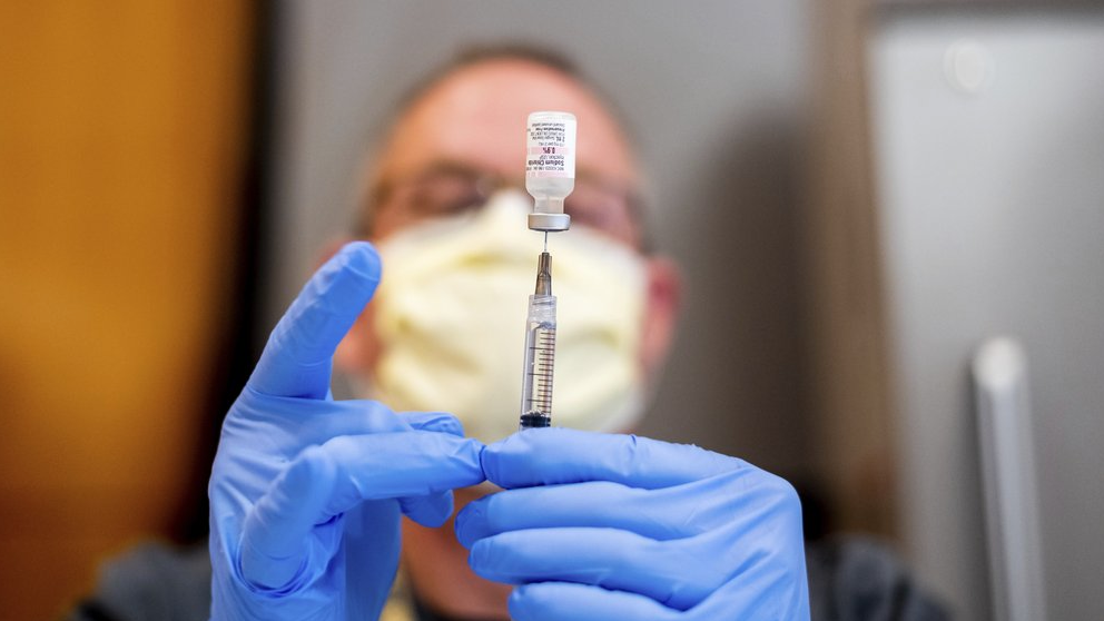 2021年1月12日，药剂师在加利福尼亚州萨克拉曼多准备了一定剂量的辉瑞公司的中共病毒疫苗时吸了盐水。（美联社）