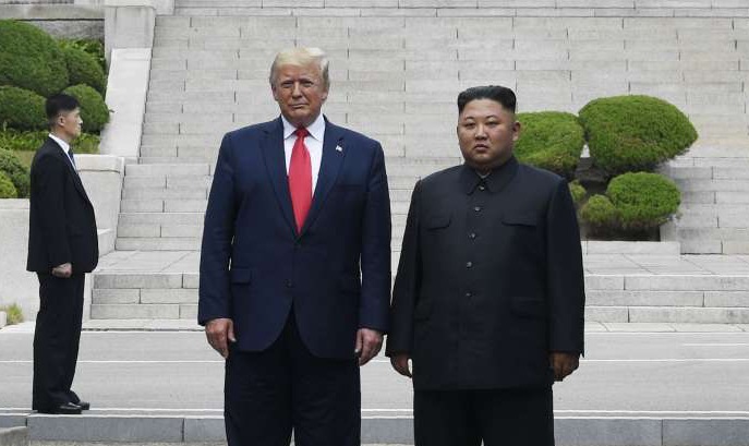 2019年6月30日，美國總統川普與北韓領導人金正恩在兩韓交界“非軍事區”（DMZ）板門店會面，川普成爲第一位踏上朝鮮的現任美國總統（AP）