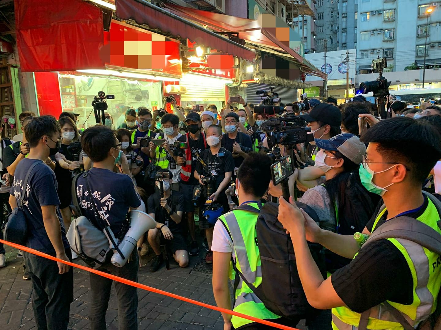 中國去年3月將多位美國記者驅逐出境，並限縮發放記者簽證，這些不得其門而入的外媒記者陸續來到臺灣，現階段的臺灣，成了國際媒體報導中國的根據地。