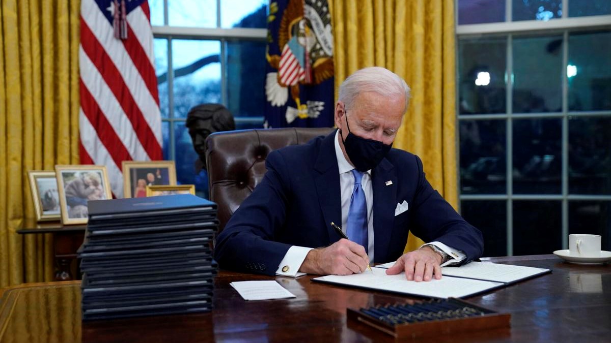 1月20日，美國新晉總統拜登在白宮簽署17份文件（圖片來源：AP）