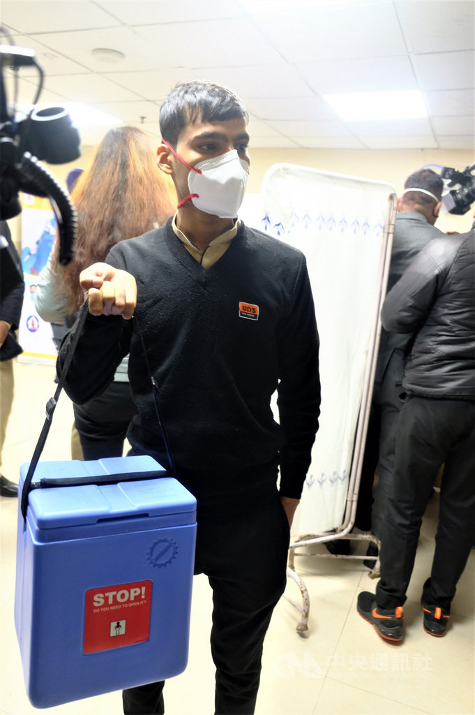 新德里洛克拿亞克醫院16日與印度其他省市同步展開武漢肺炎疫苗接種工作。圖爲工作人員運送裝在冷凍箱中的疫苗到接種室。