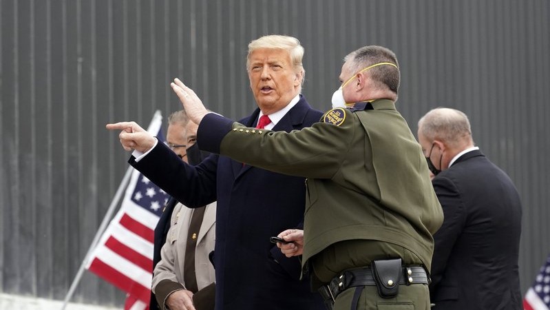 1月12日，时任美国总统川普（图中）赴德州巡视边境墙（图片来源：AP）