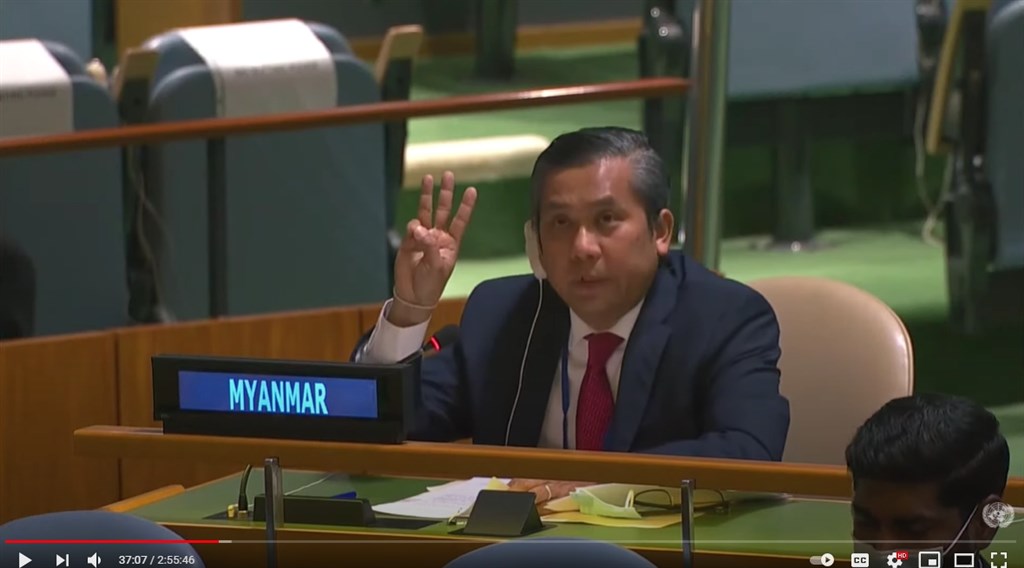 緬甸駐聯合國（UN）大使覺莫敦26日高舉三指向抗爭者致敬，並表示“這場革命務必要贏”。