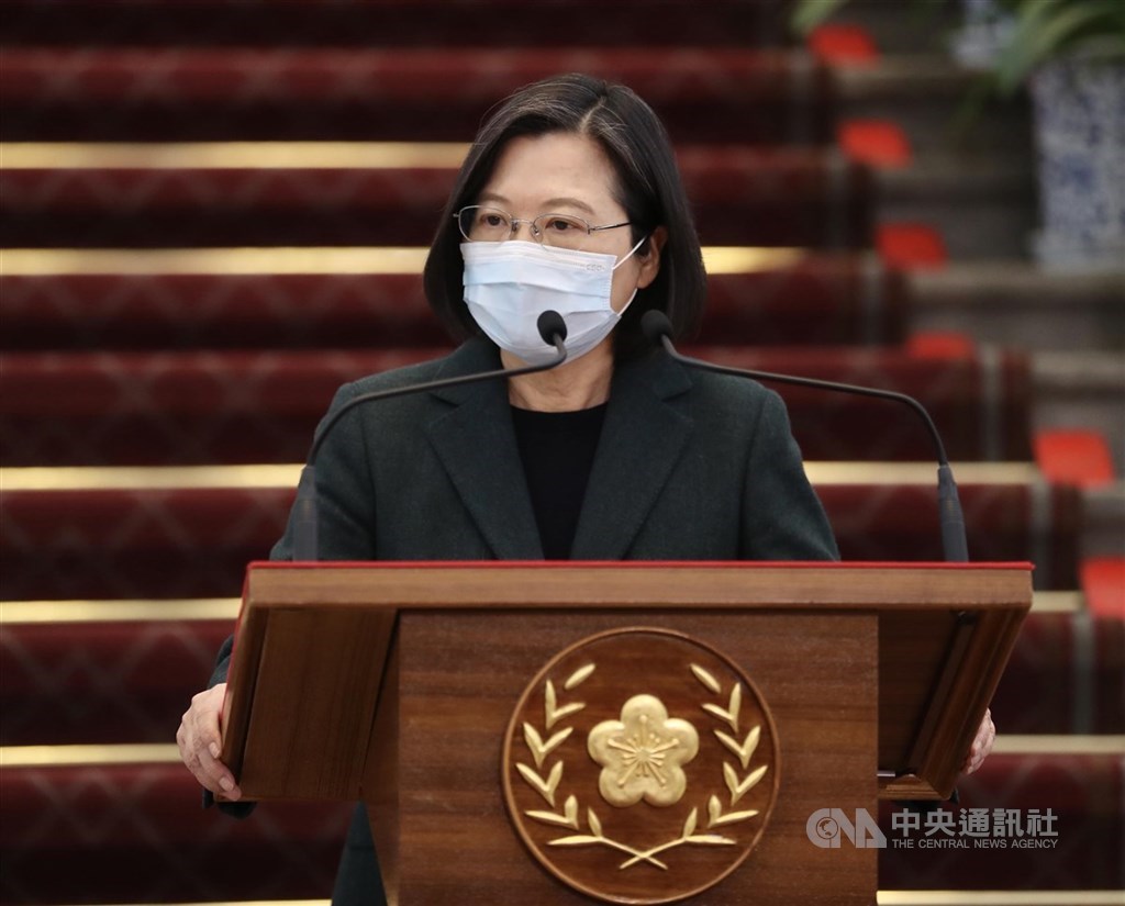 總統蔡英文（圖）26日表示，中國突襲式通知、片面暫停輸入臺灣鳳梨，明顯非正常貿易考量。她表達譴責，並已指示農委會主委陳吉仲做好應變，立即協助農民。