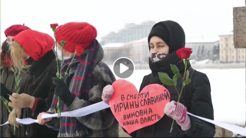 大约800名俄罗斯妇女情人节当天，她们手持玫瑰，在摄氏零下13度的严寒下，在莫斯科步行街手握白色丝带形成人链，向瓦尔尼“示爱”。（图片来源：网络）