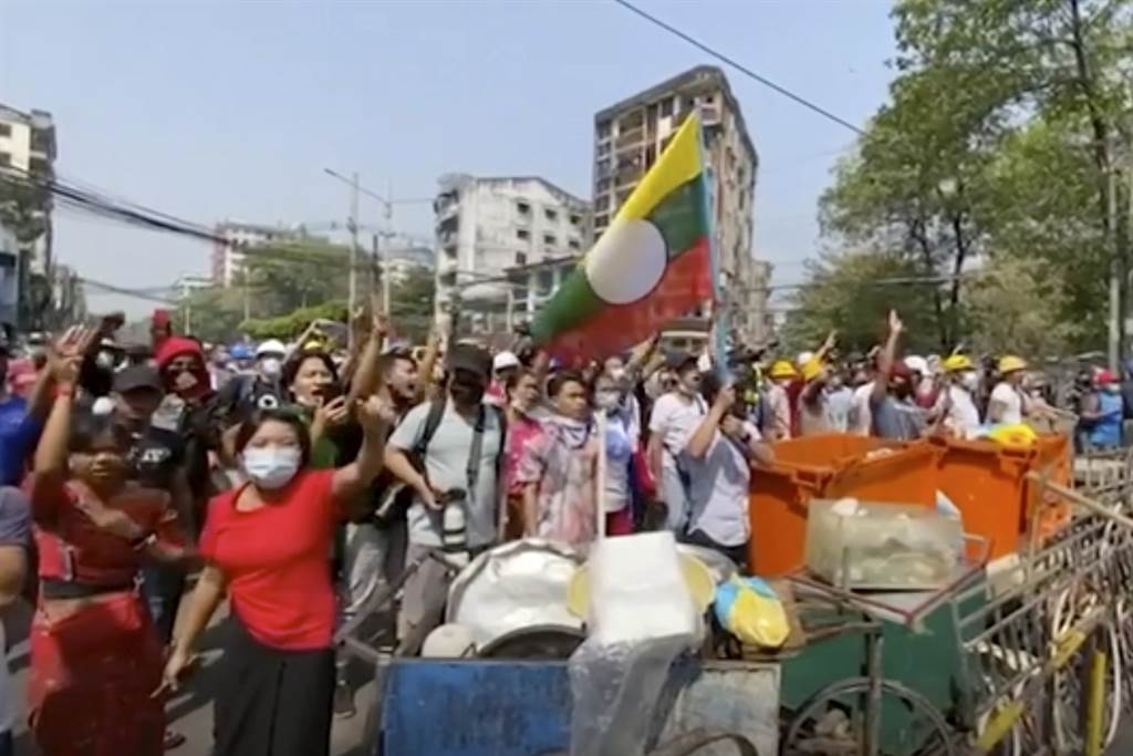 緬甸警方於27日針對全國各地反對軍方統治的示威抗議，展開3周以來的最大規模鎮壓。